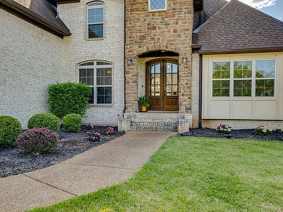 4th image of 902 Larkspur Ln