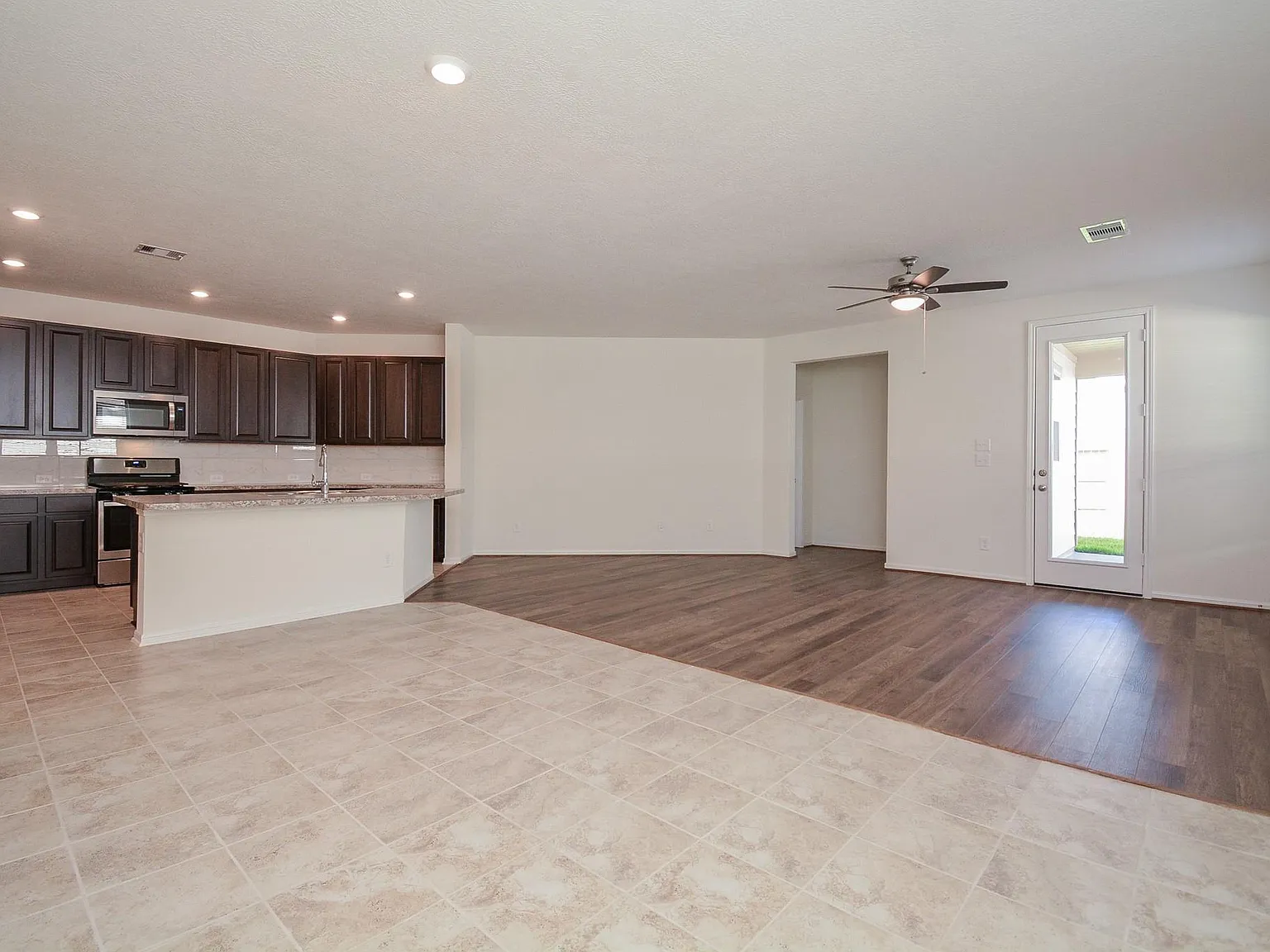 3 bed, 2.0 bath, 1585 sqft, $1,999 — Photo 4