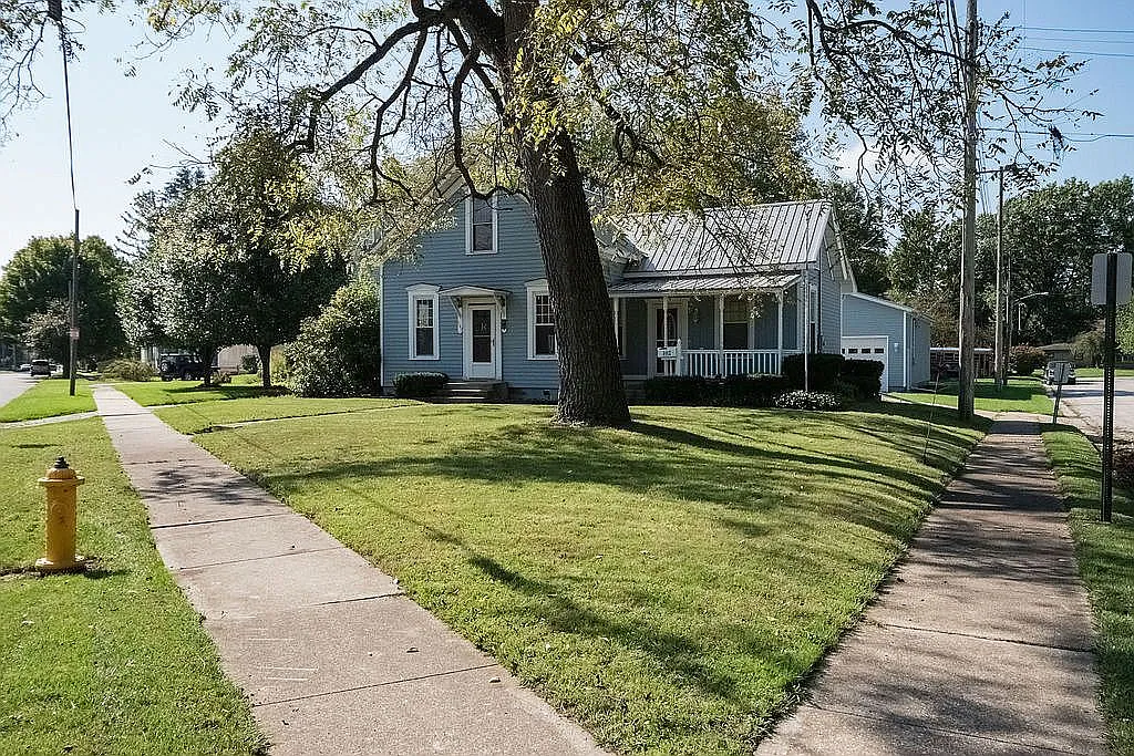 102 Kingsbury Ave photo 1