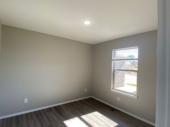 3rd image of 924 Berry Ln