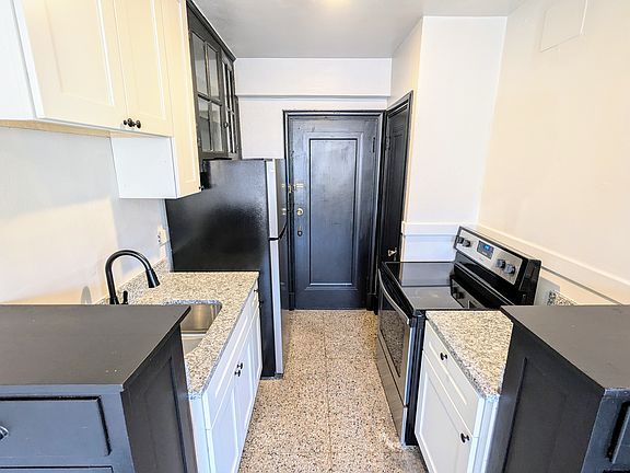 2nd image of 4204 Ellenwood Ave #300