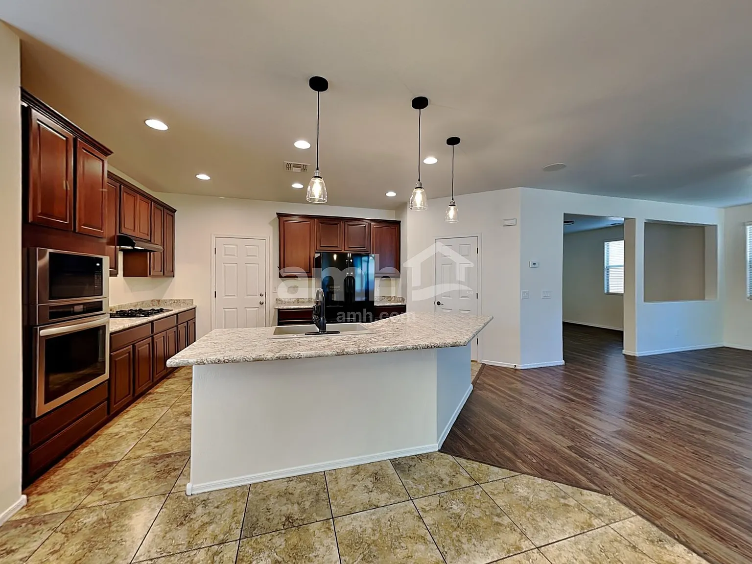 4 bed, 2.5 bath, 2423 sqft, $2,485 — Photo 4