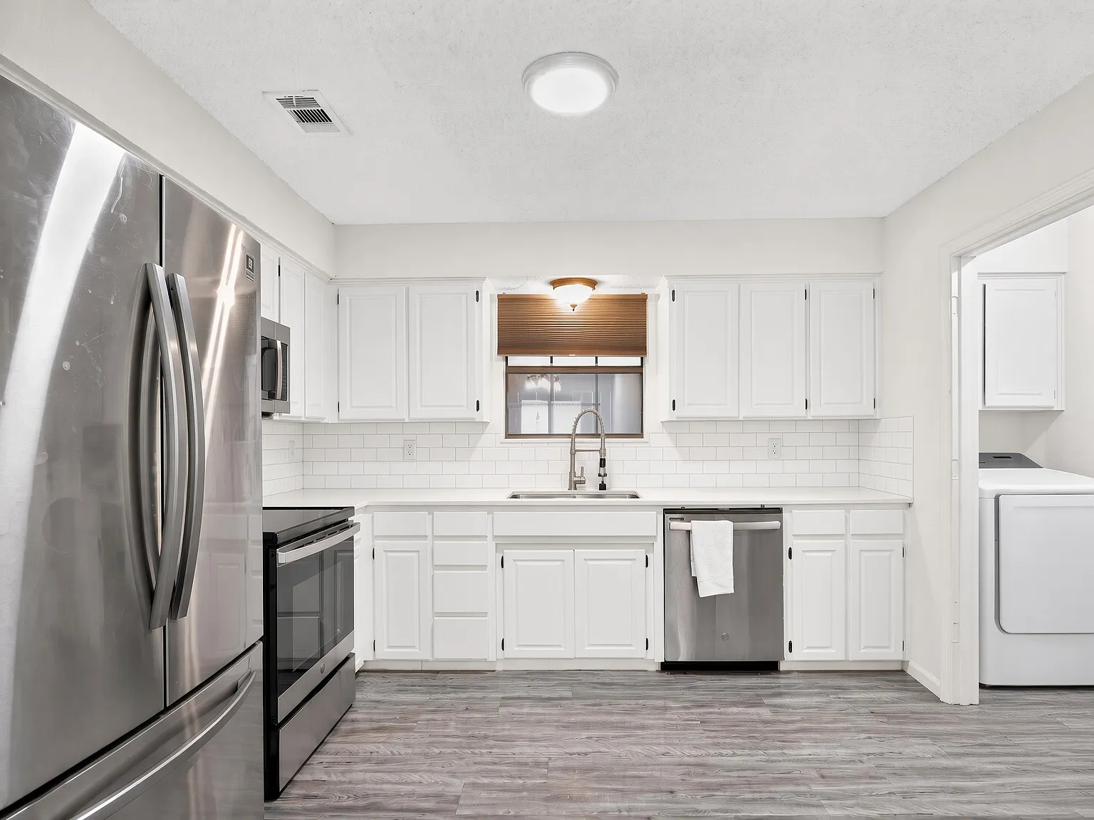 3 bed, 1912 sqft, $2,390 — Photo 4