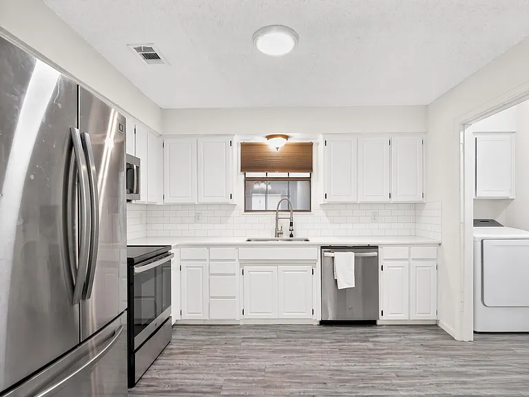 2324 Markland St — Photo 4
