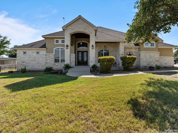 121 COVER PT, Adkins, TX 78101