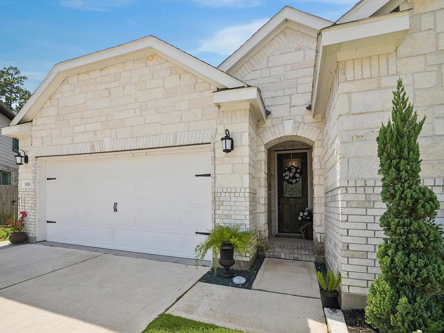 3 bed, 2.0 bath, 2461 sqft, $2,550 — Photo 3