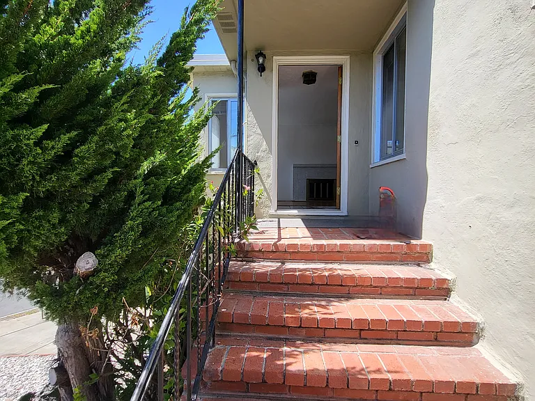 906 Balra Dr — Photo 3
