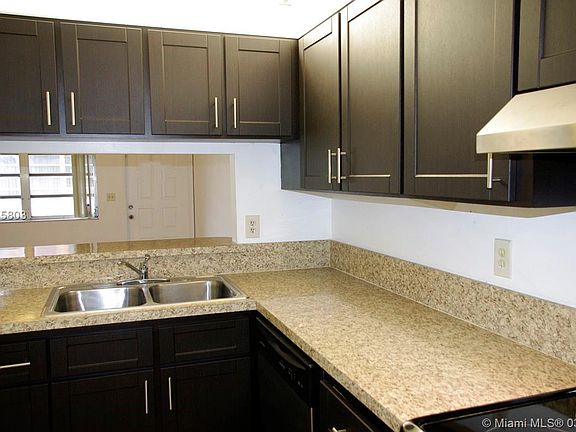3rd image of 1031 Twin Lakes Dr