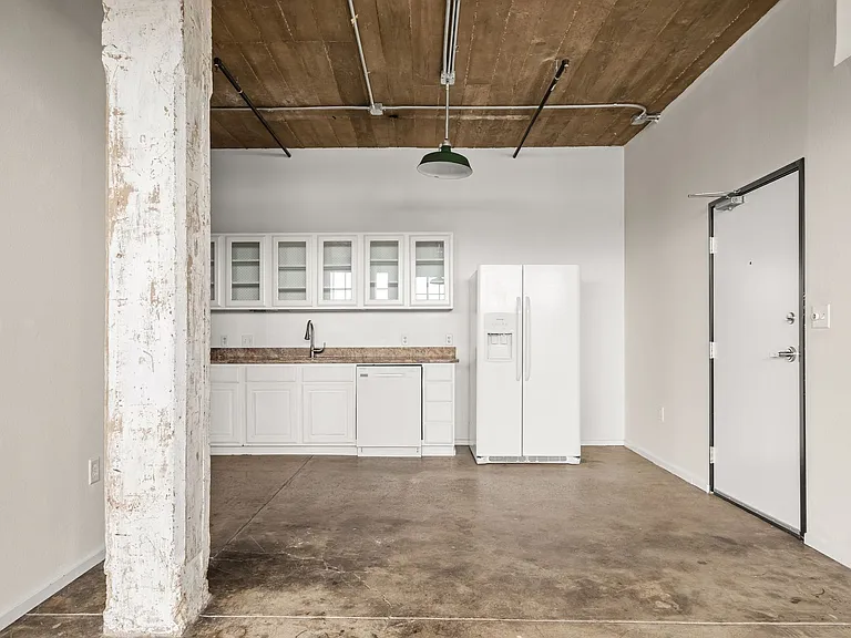 201 S Calhoun St — Photo 3