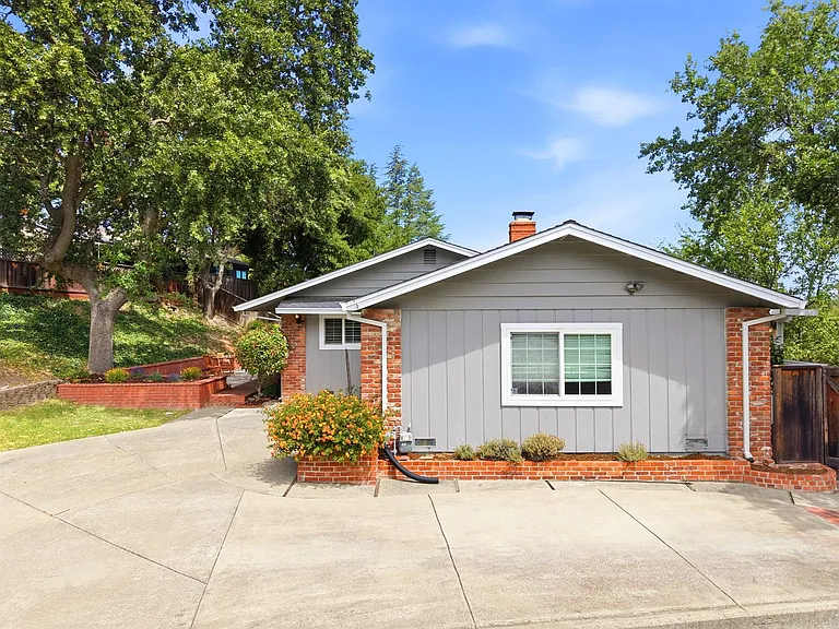 930 Sousa Dr — Photo 5