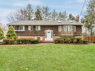 16 Kenswick Ln, Huntington Station, NY 11746