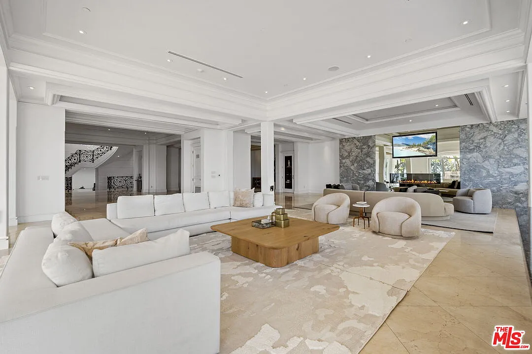 6 bed, 8.0 bath, 12000 sqft, $65,000 — Photo 2
