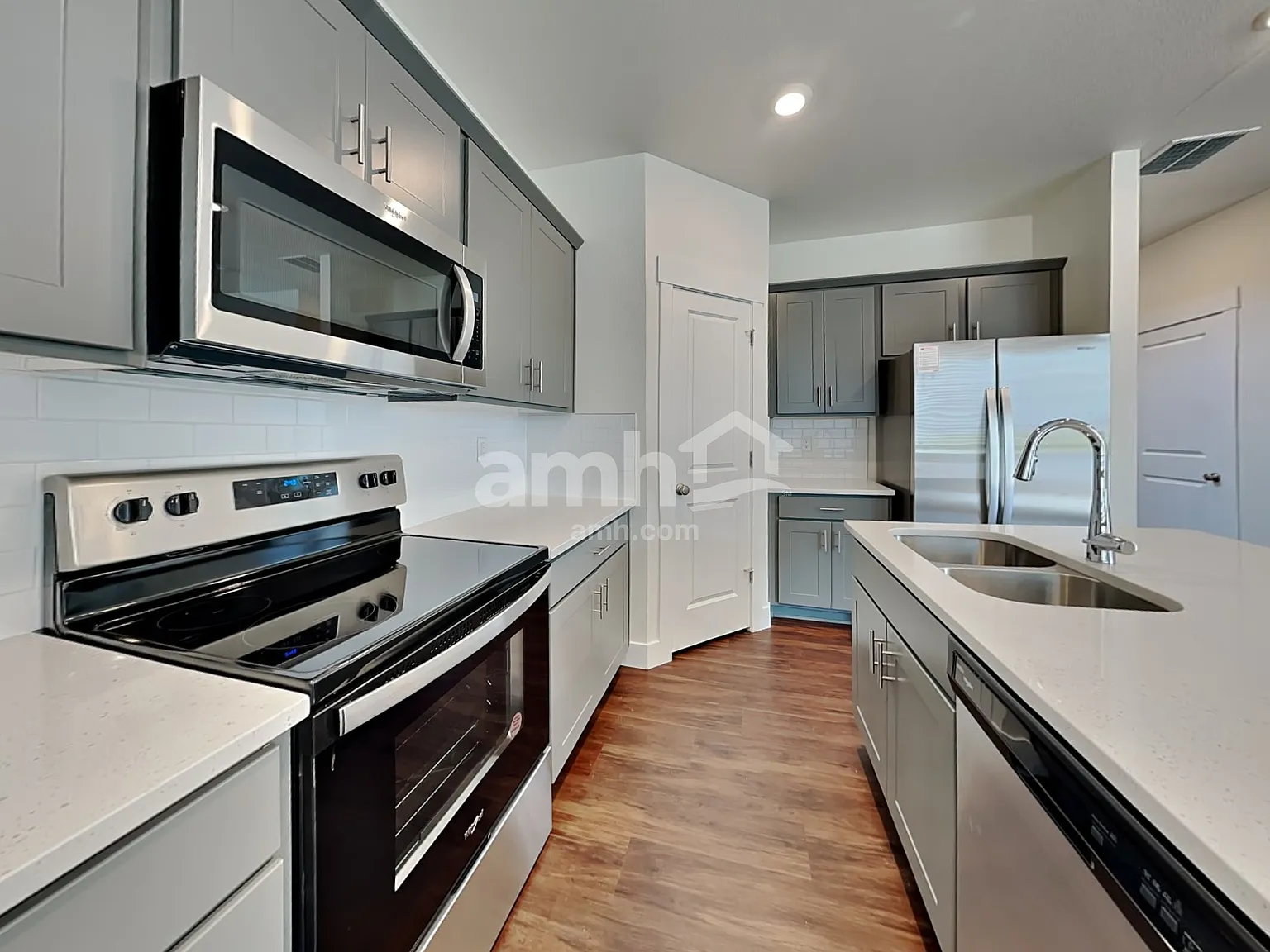3 bed, 2.5 bath, 1796 sqft, $2,735 — Photo 3