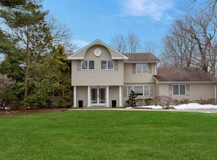 21 Susan Ln, Dix Hills, NY 11746
