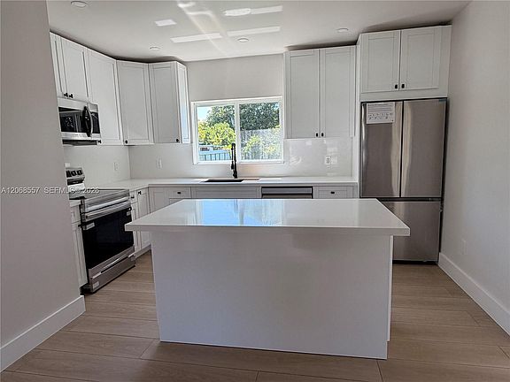 5th image of 2830 SW 63rd Ave