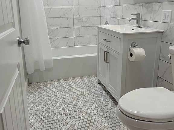 Beautiful bathroom with tub/shower combo