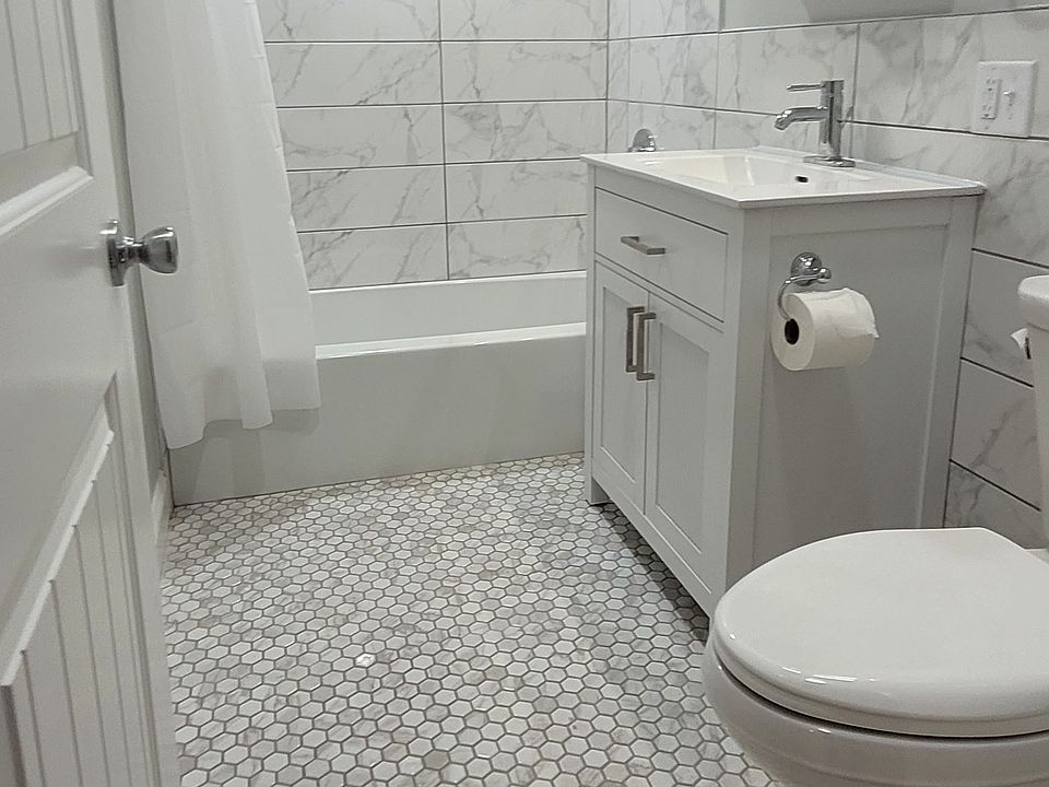 Beautiful bathroom with tub/shower combo