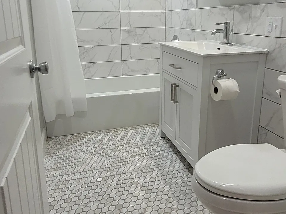 Beautiful bathroom with tub/shower combo