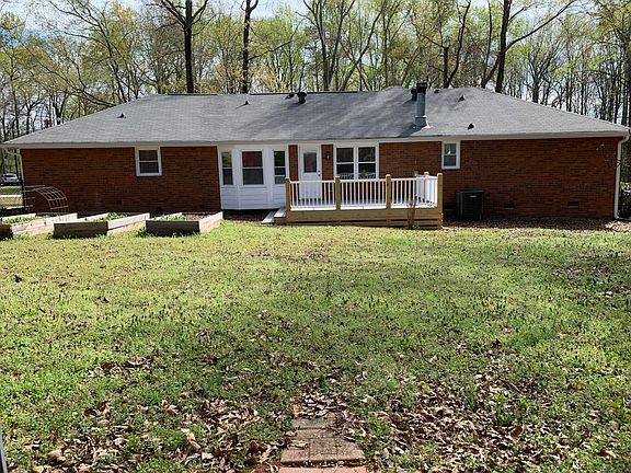 3rd image of 1020 Lois Ln