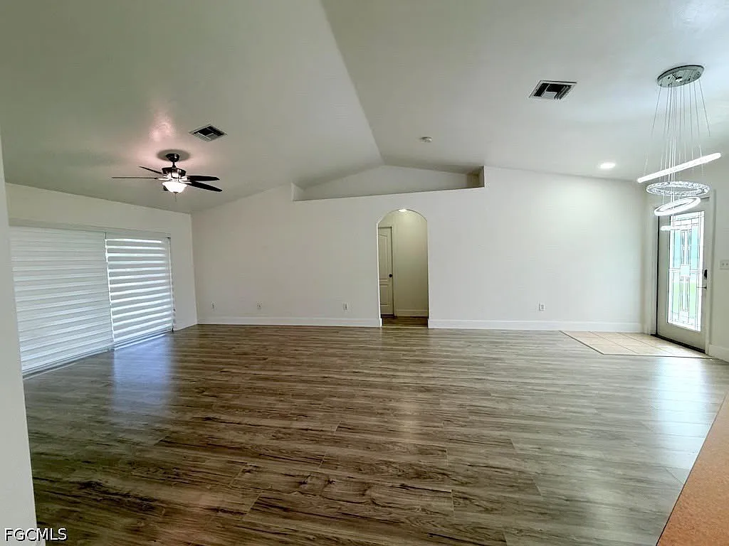 3 bed, 2.0 bath, 1550 sqft, $2,000 — Photo 1