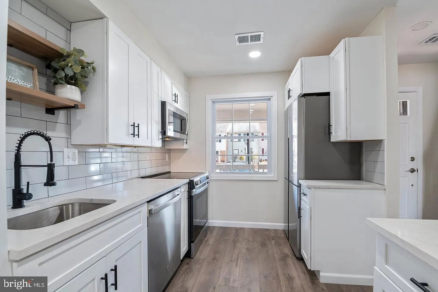 2 bed, 1.5 bath, 960 sqft, $2,300 — Photo 2