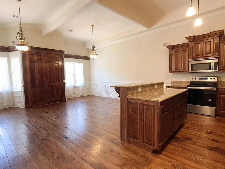 215 N Wright St — Photo 4