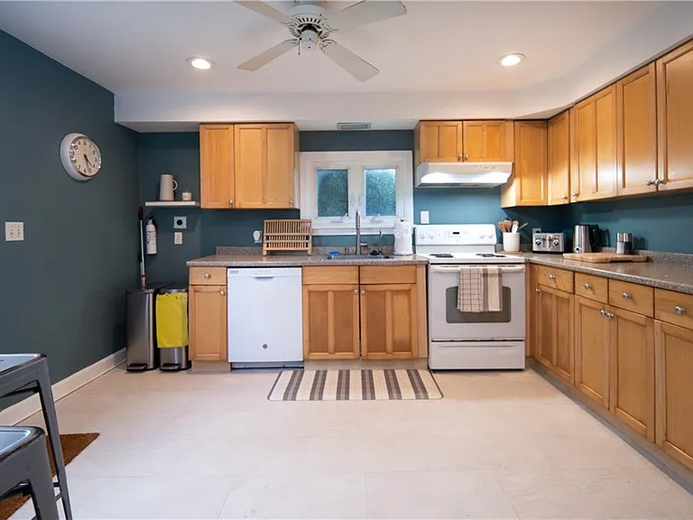 534 Aquidneck Ave #A — Photo 20