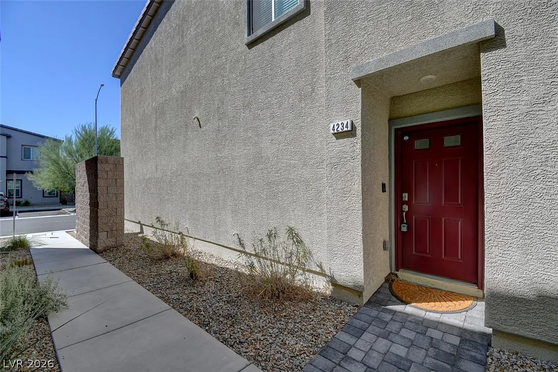 3 bed, 2.0 bath, 1404 sqft, $2,049 — Photo 2