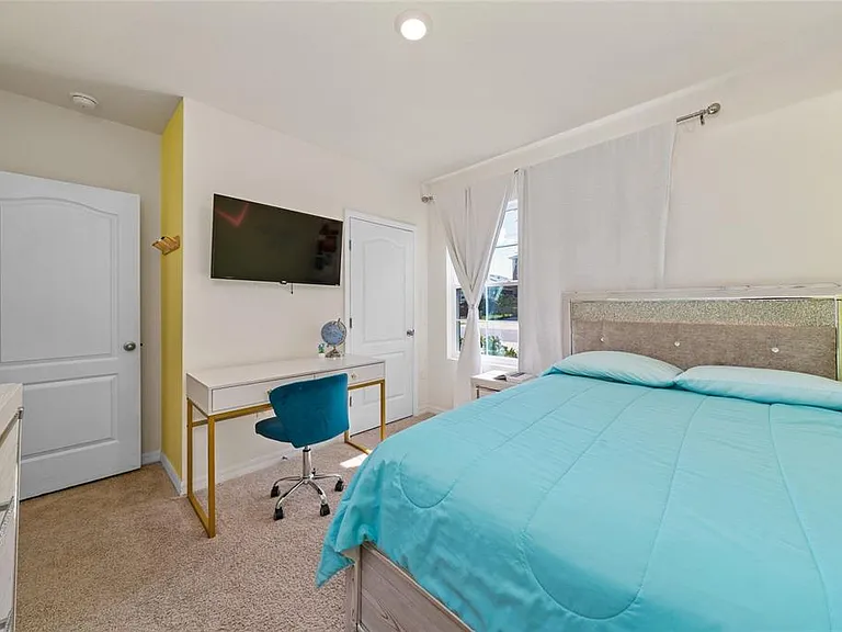 687 Griffon Ave — Photo 5