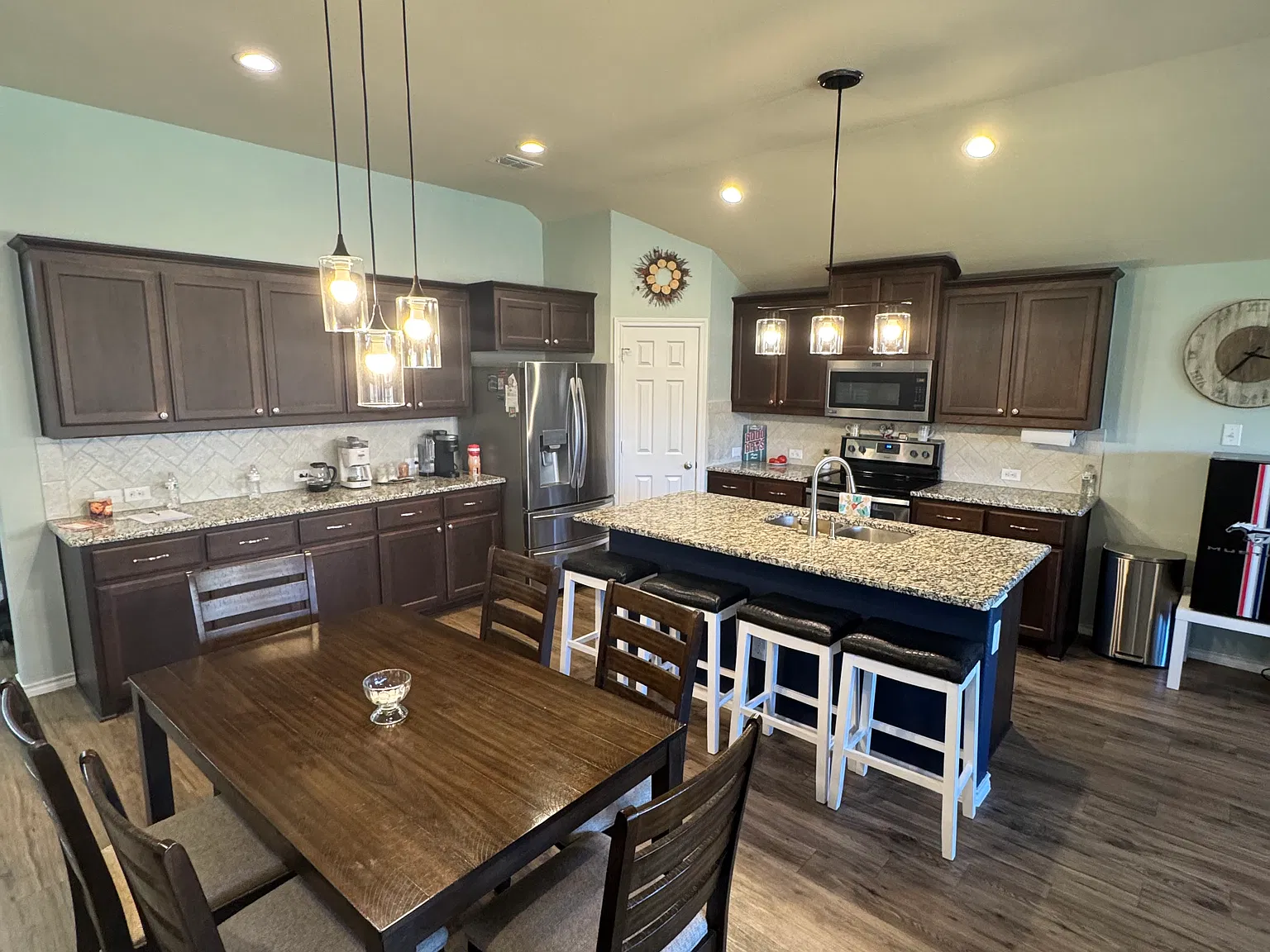 4 bed, 1921 sqft, $2,400 — Photo 4