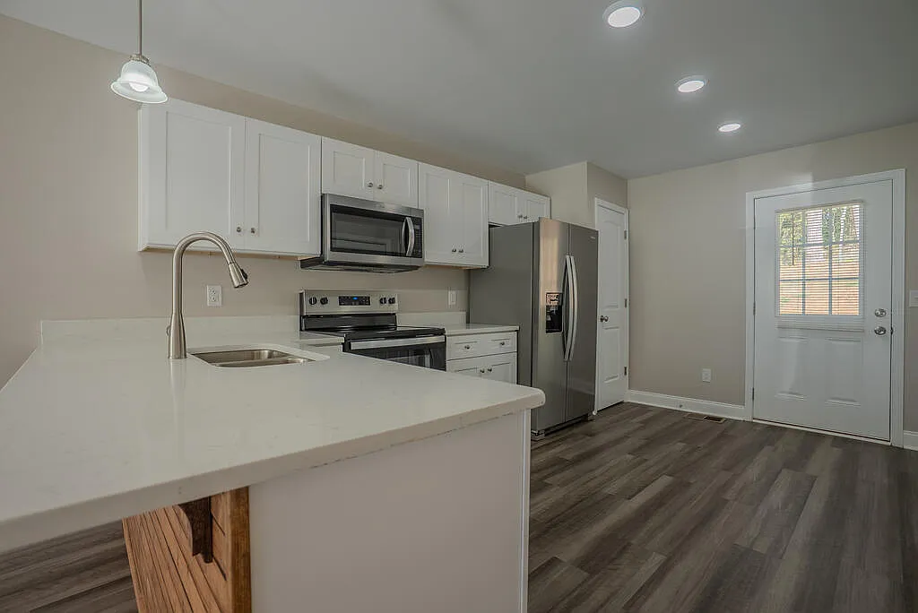 4 bed, 4.0 bath, 900 sqft, $1,300 — Photo 4