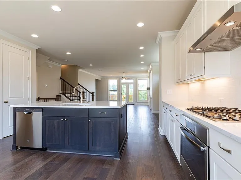 7826 Laurel Crest Dr — Photo 4