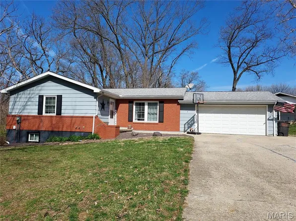 7 Spring Hill Dr, Greenville, IL 62246