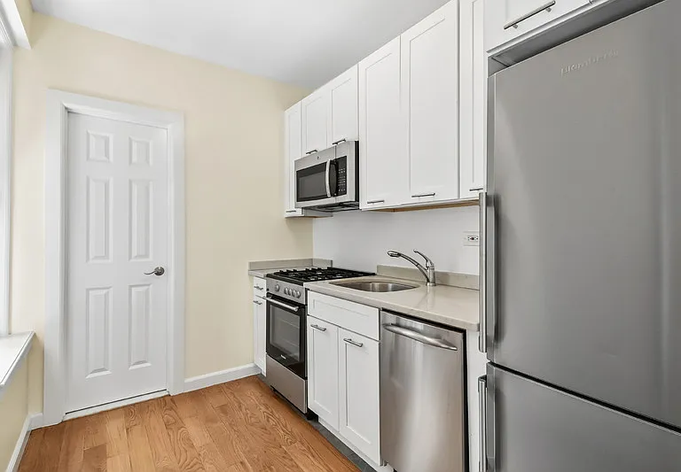 17 Greenwich Ave #5 — Photo 9