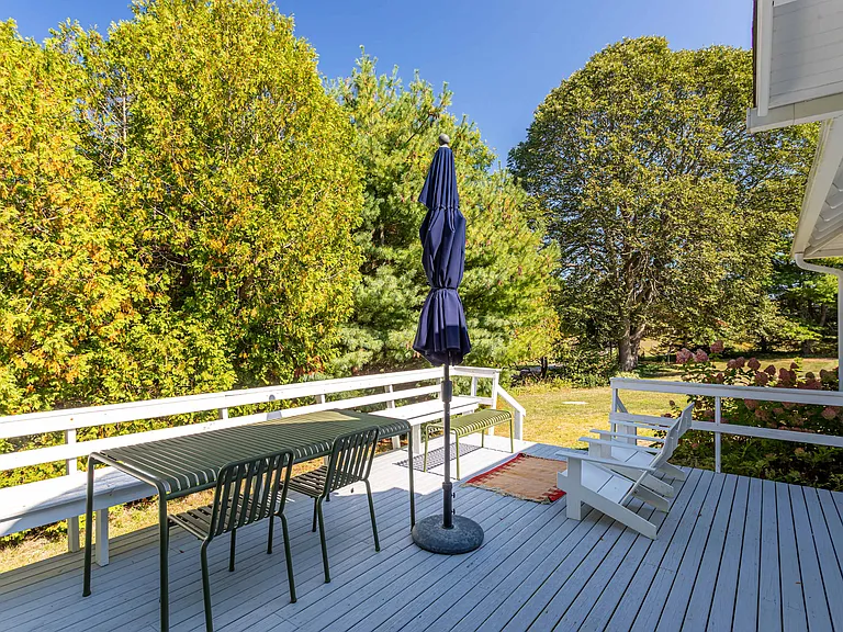 210 Manor Ln — Photo 31