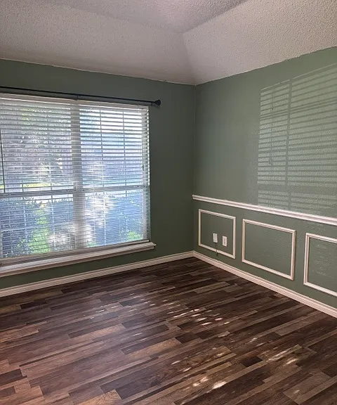 1300 Rosewood Ln — Photo 3