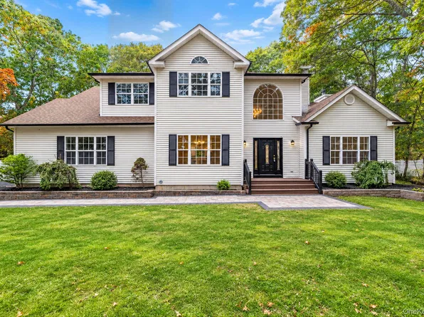 12 Davidson Drive, Manorville, NY 11949