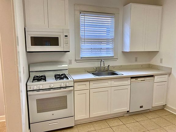 4th image of 2209-2211 Broadway St