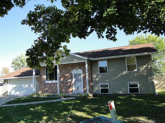2nd image of 909 Murphy Ct