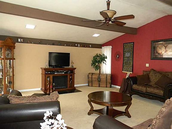 5th image of 2106 Crestwood Dr