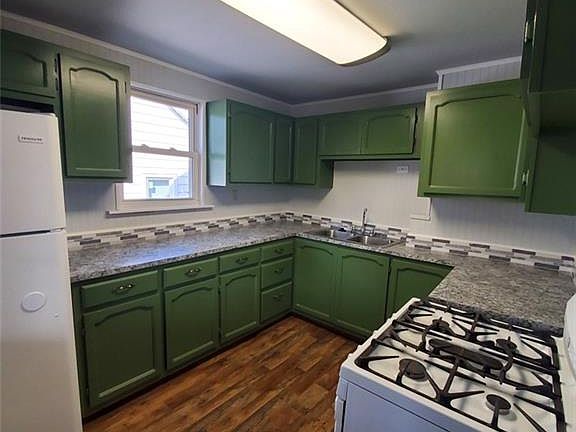 5th image of 4226 Woodcliffe Ave
