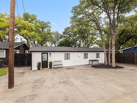 3rd image of 304 W Lake Dr