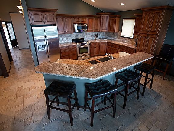 Kitchen & Breakfast Bar