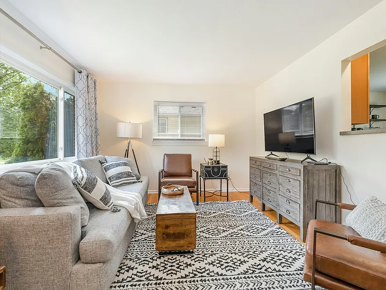 621 Susan Dr — Photo 2