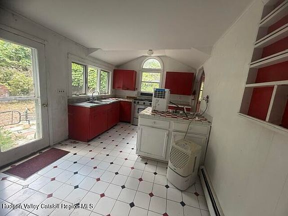 5th image of 388 Fitzsimmons Road