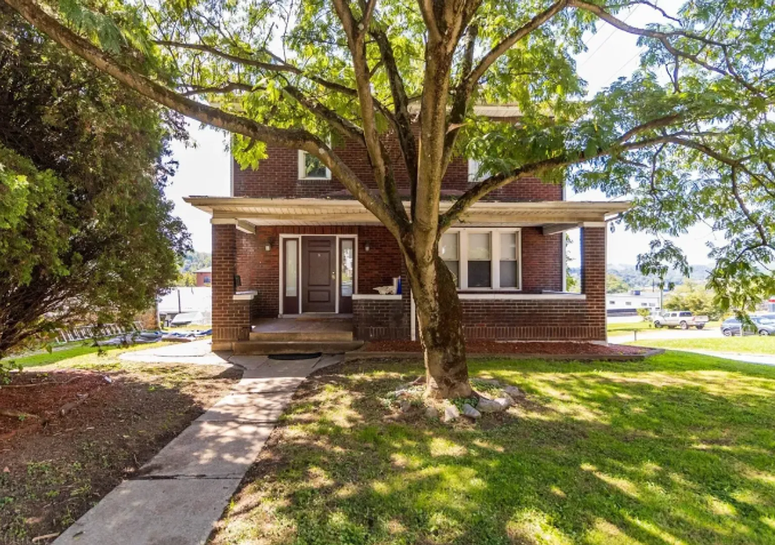 729 Mclance - Large 6 Bedroom Home — Photo 2