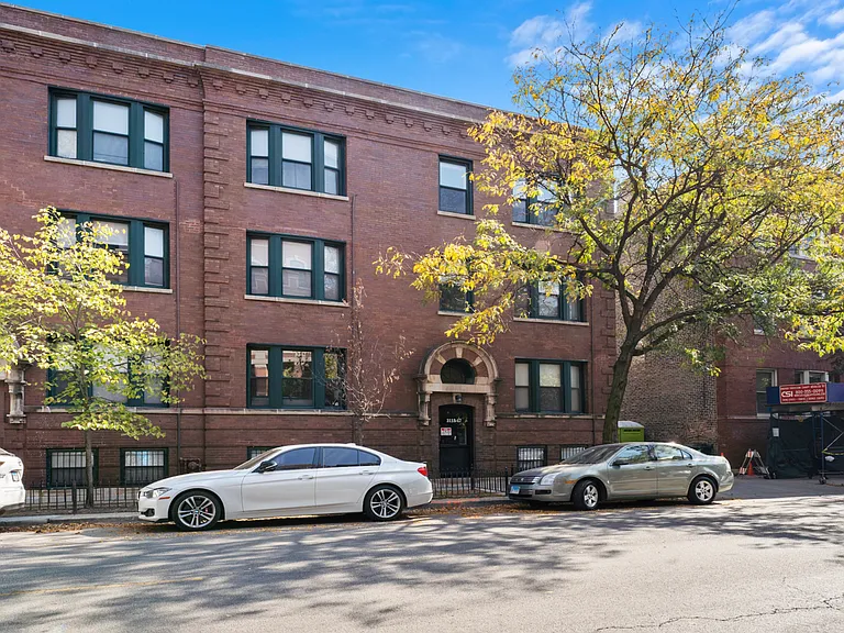 961 W Fletcher St #1 — Photo 2