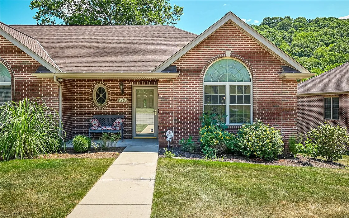 826 Village Dr photo 1