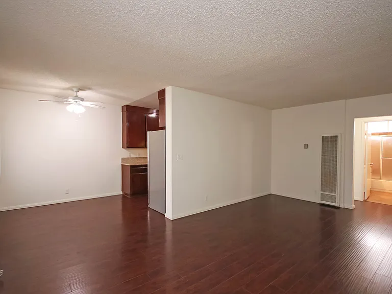 3010 Montrose Ave #28 — Photo 8