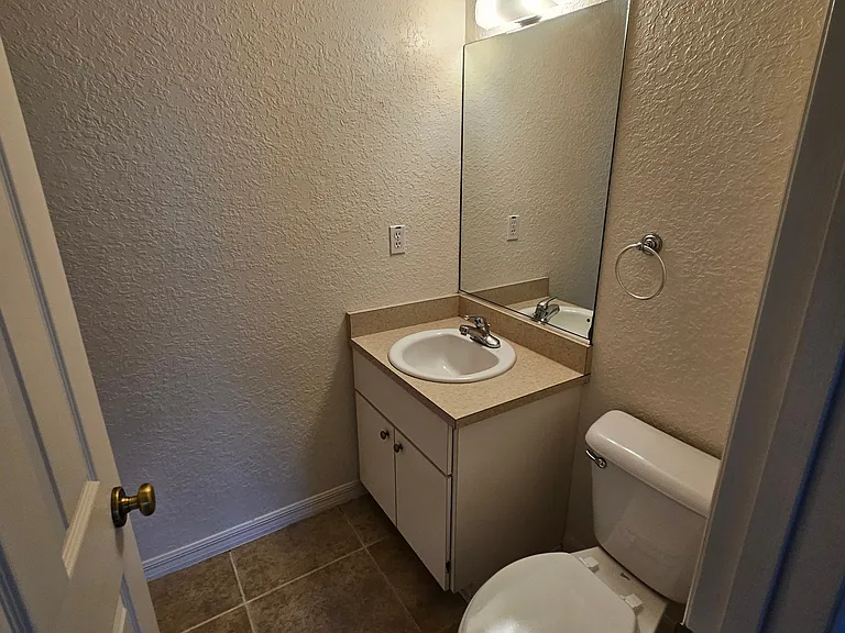 531 NE 28th Ave #100 — Photo 9